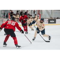 Ottawa Charge defend against the Montréal Victoire